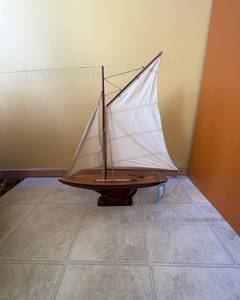 lot 183 image: Sailboat Decor