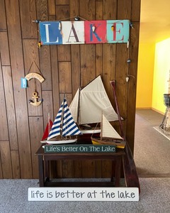 lot 116 image: Lake House Decor