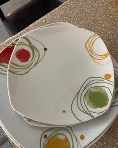 lot 259 image: Dish Set
