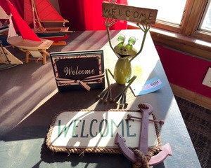 lot 158 image: Welcome Decor
