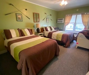 lot 21 image: #21 Hole in One Guest Room