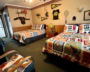 lot 23 image: #23 Sports Guest Room