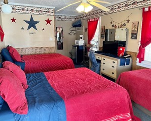 lot 25 image: #25 Americana Guest Room