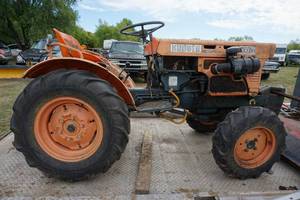lot 8 image: Kubota B7100 4 Wheel Drive Utility Tractor