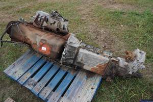 lot 17 image: Motor and Transmission - Pulled from 1980s Jeep