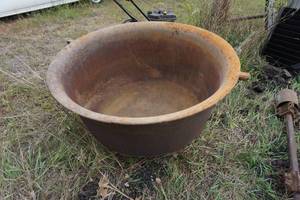 lot 37 image: Antique Cast Iron Kettle