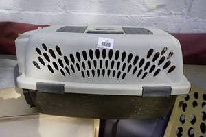 lot 57 image: Dog CrateKennel