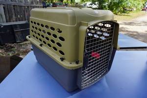 lot 61 image: Petmate Dog CrateKennel