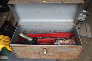 lot 173 image: Metal Toolbox with Chainsaw Chains and Oiler
