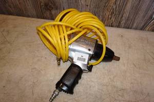 lot 94 image: Husky 12 Drive Air Impact Wrench - 500 Ft Lb