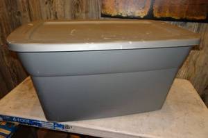 lot 128 image: Plastic Storage Bin with Lid - 30 Gallon