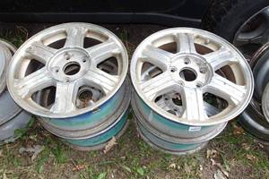 lot 191 image: Set of 5 Bolt GM Wheels