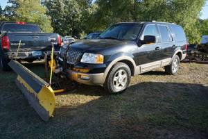 lot 1G image: 2003 Ford Expedition SUV with Meyer 7.5 Plow