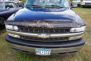 lot 1S image: 2002 Chevrolet Silverado 1500HD Crew Cab Pickup with Topper - 6.0L