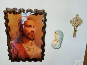lot 144 image: Religious Dcor