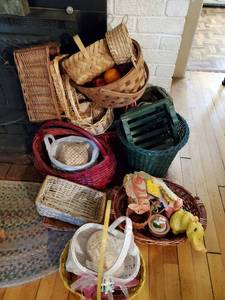 lot 203 image: Collection Of Baskets And Easter Items