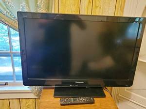 lot 224 image: Panasonic 32 TV