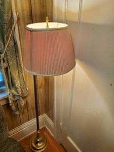 lot 226 image: Adjustable Floor Lamp