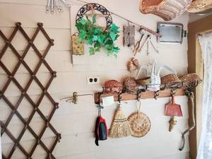 lot 241 image: Cabin Dcor