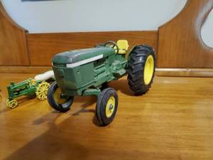 lot 156 image: Set of John Deere Toy Tractors