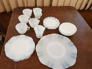 lot 11 image: Vintage MacBeth Evans Monax Milk Glass American Sweetheart Glass Set