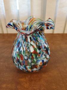 lot 15 image: Glass Vase