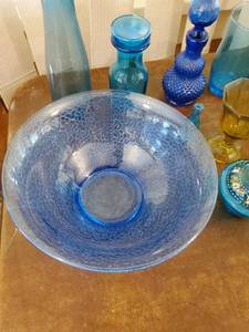 lot 21 image: Colored Glass