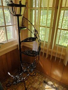 lot 22 image: Plant Stand