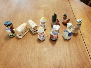 lot 23 image: Shakers