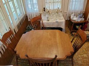 lot 24 image: Dining Table