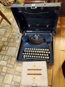 lot 35 image: Typewriter & Adding Machine