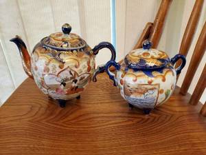 lot 40 image: Teapot & Sugar Dish