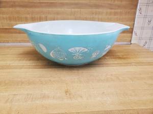 lot 10 image: Pyrex Mixing Bowl
