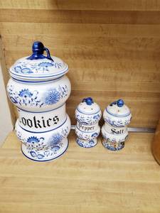 lot 55 image: Dry Good Containers