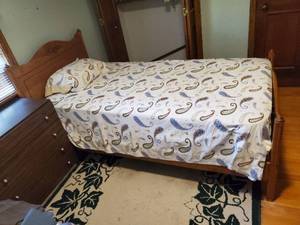 lot 169 image: Twin Bed with Flannel Sheets