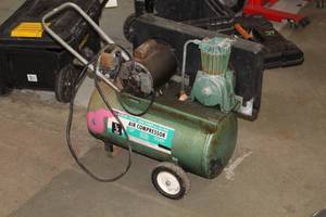 lot 303 image: Sears 106.17114 7.5-Gallon 100-PSI 12-hp Air Compressor