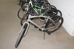 lot 556 image: Kent Seachange 24 Mens Trail Bike  18 Silver Frame