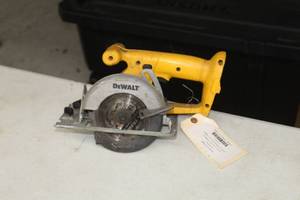 lot 376 image: DeWalt DW936 5-38 20V Trim Saw