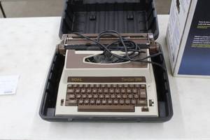 lot 405 image: Vintage Royal Cavalier 1000 Typewriter
