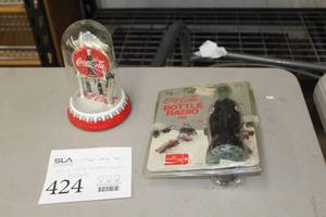 lot 424 image: Coca-Cola Bottle Radio & Table Clock