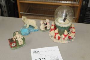 lot 432 image: Lot of (4) Table Dcor - Bears (x3), Globe (x1)