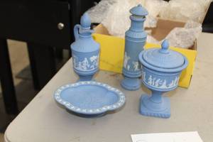 lot 422 image: Lot of (4) Avon Ceramic Containers w Lids, Serving Dish Table Dcor