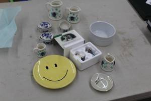 lot 429 image: Lot of (8) Ceramic Table Dcor - Pitchers, Plates, Containers, Figurines