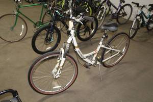 lot 558 image: Specialized Expedition 24 Womens Street Bike  13 White Frame