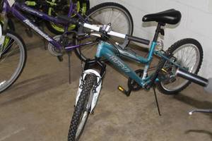 lot 559 image: Huffy Highland 19 Womens Trail Bike  13 Light Blue Frame
