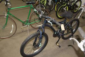 lot 560 image: Genesis Bella 24 Mens Trail Bike  18 Blue Aluminum Frame