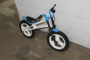 lot 576 image: Joovy Bicycoo BMX 12 Childrens Single-speed BMX Bike  4 White Frame