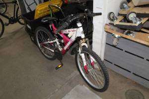 lot 580 image: Malibu Paradise Cove 24 Mens 21-speed Trail Bike  17 RedWhite Frame