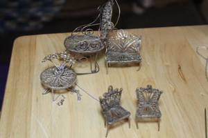 lot 442 image: Lot of (5) Miniature Furniture Table Dcor - Chairs, Love Seat, Table