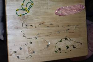 lot 452 image: Lot of (5) Womens Jewelry - Head Band, (3) Necklaces 16, (1) Necklace 60